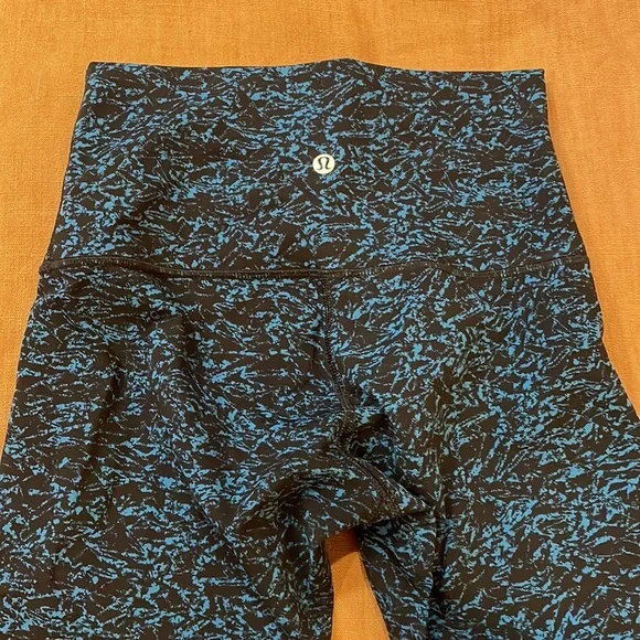 Lululemon high rise waist 3/4 length printed leggings - Picture 5 of 5